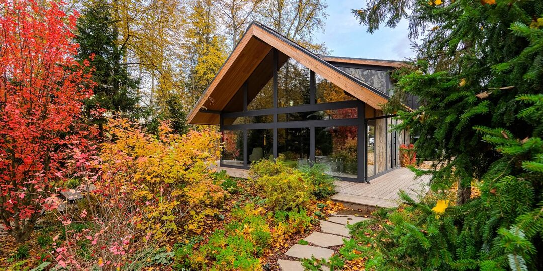 Уютный фахверк в лесу с банным комплексом из кело: 330 м2 душевного тепла в окружении природы