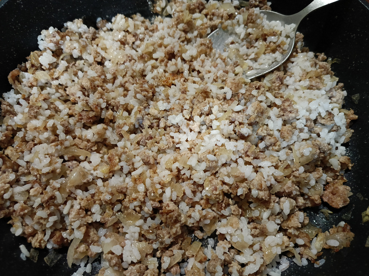 Фарш,лук, рис, соль, перец, наша любимая начинка