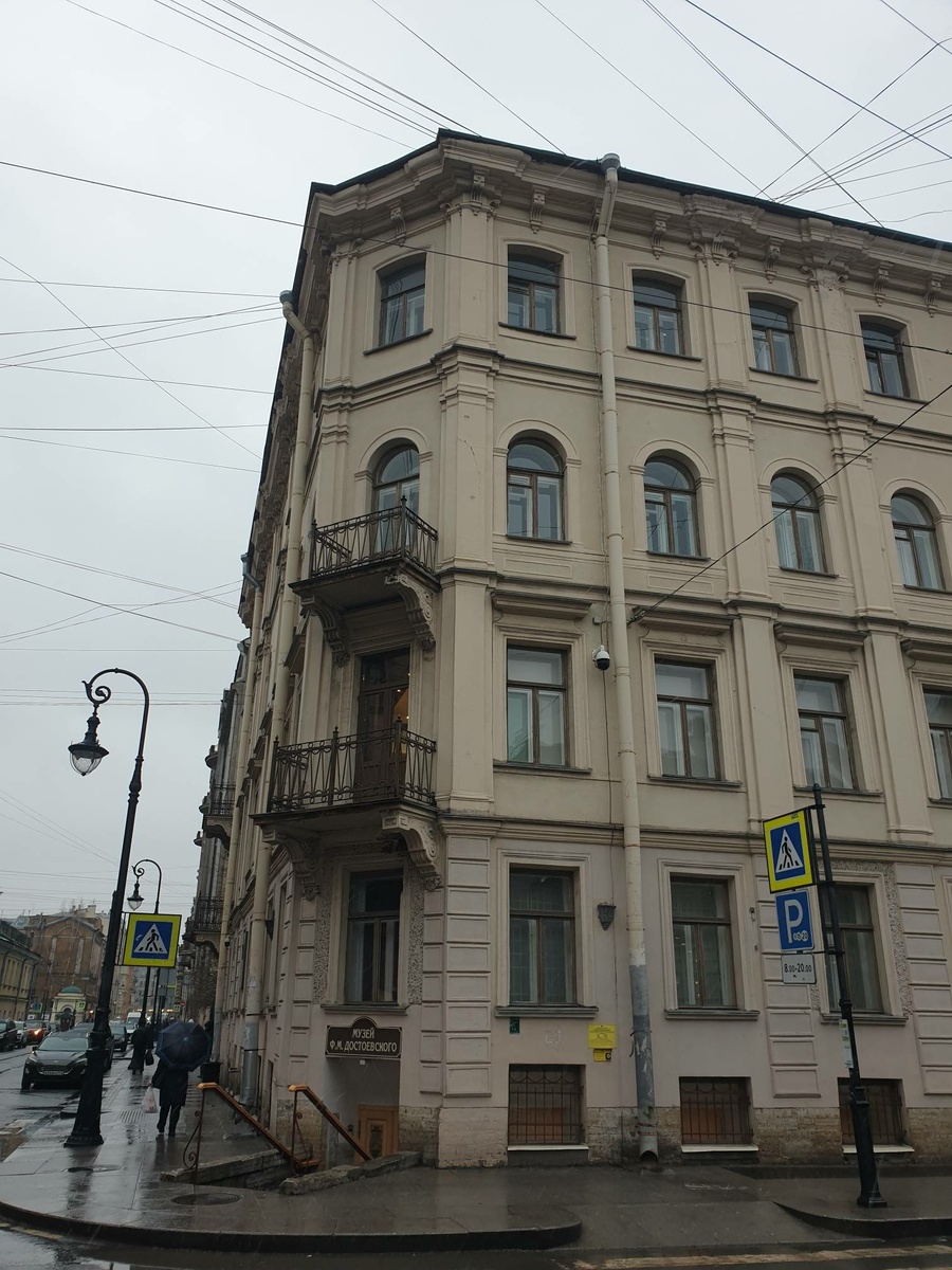 Во времена Достоевского вход в доходный дом был расположен с другой стороны.