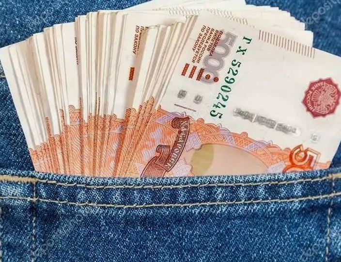 В новогоднюю ночь надеть одежду с карманами и положить в них монеты или купюры