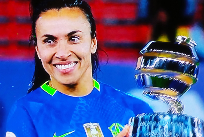 Очередной трофей в руках неповторимой Марты.
Снимок сделан во время трансляции церемонии награждения лучших игроков Кубка Южной Америки. Фото Александра МАСЛЯНИКА.