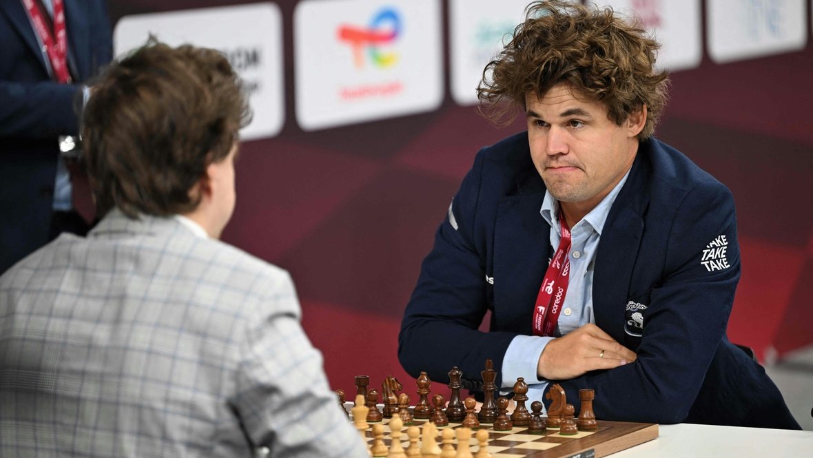    Магнус Карлсен в матче с Владиславом Артемьевым на ЧМ по рапиду. AFP