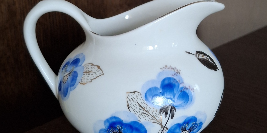 Молочник Синие махровые цветы.