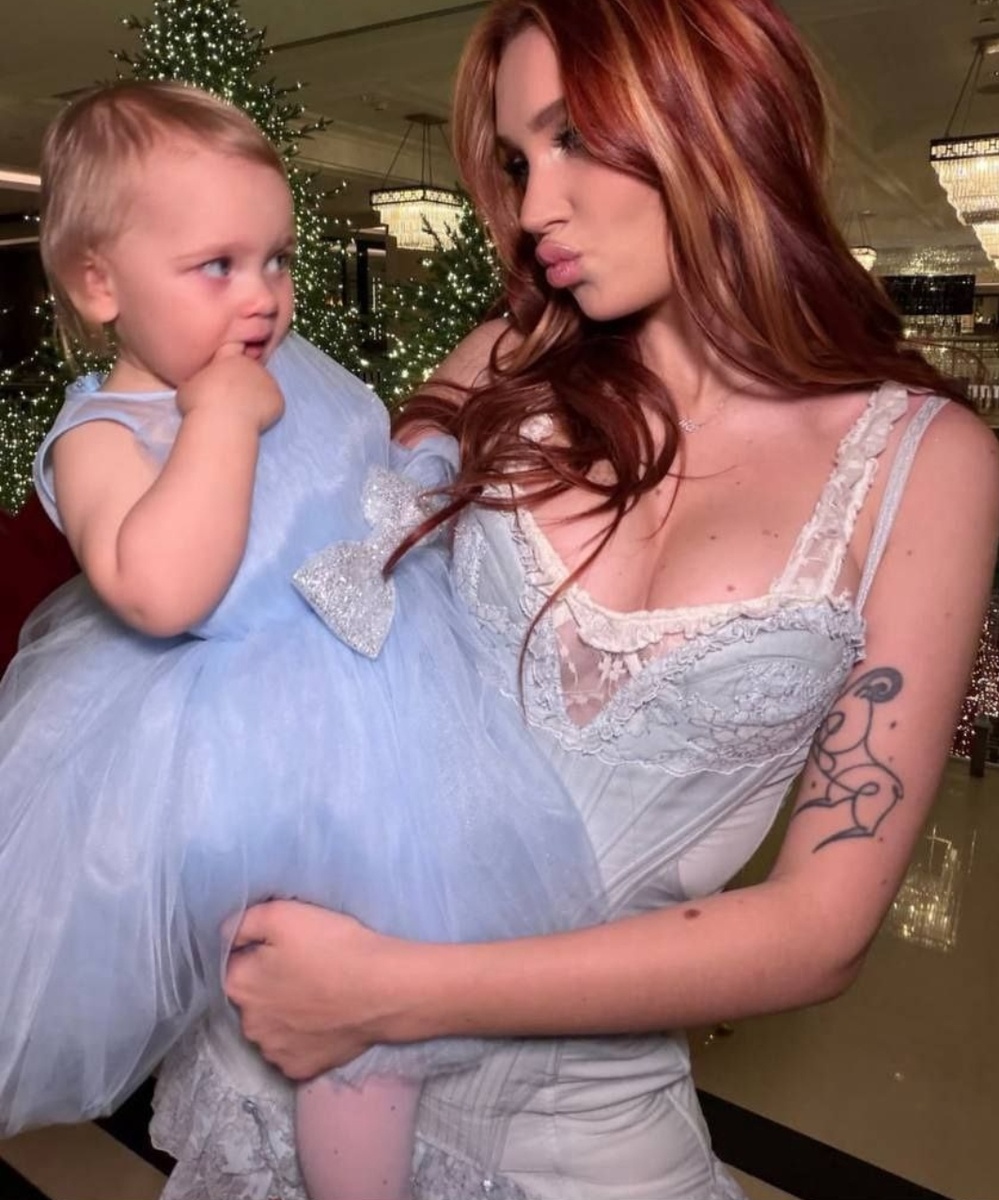 Блогер с дочей, говорят, девушка детского блогера Влада А4 