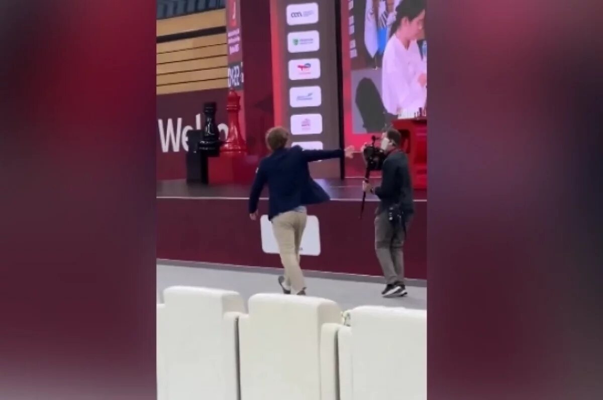    Шахматист Карлсен оттолкнул камеру оператора после поражения от Артемьева