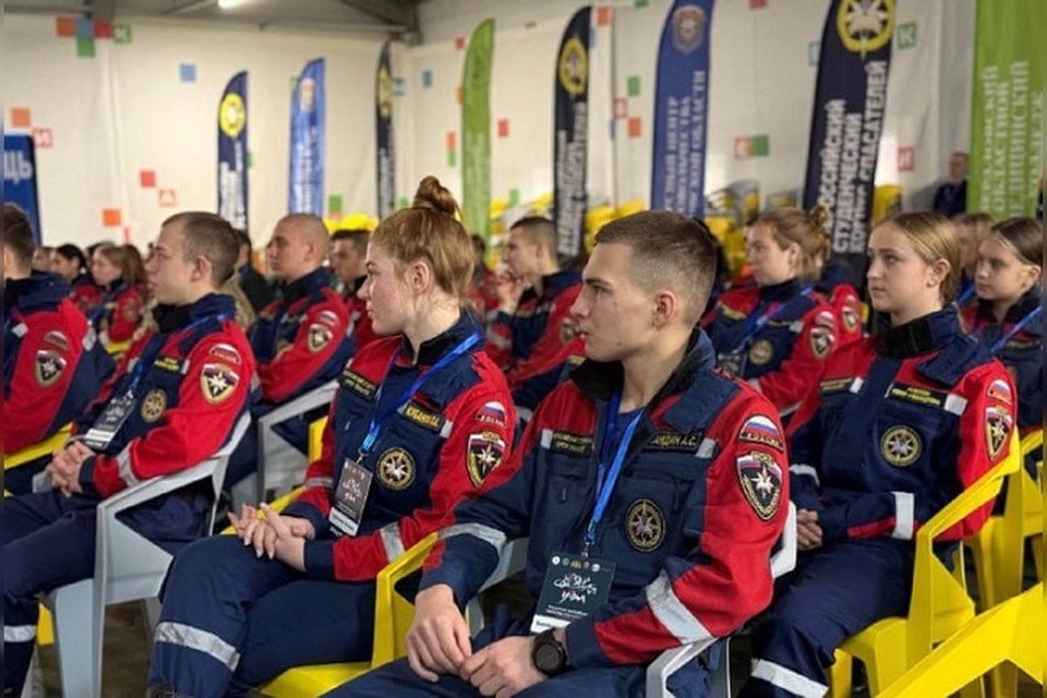    Многие студенты с первого курса работают добровольцами в зонах ЧС. Фото: региональный Минздрав