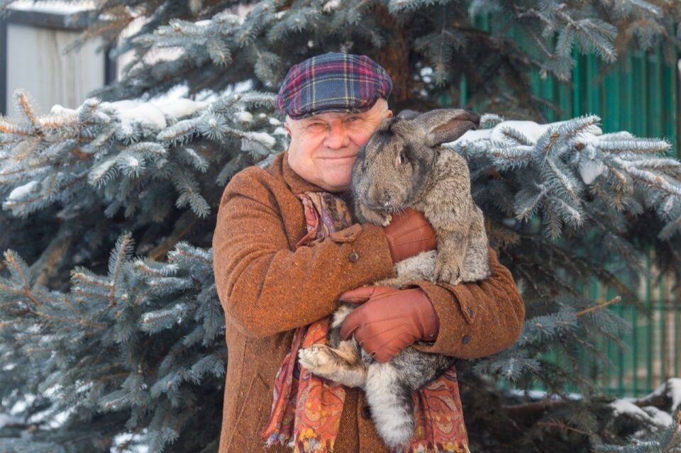    Сергей Писарев с кроликом. Источник: личная страница Сергея Писарева "Вконтакте"