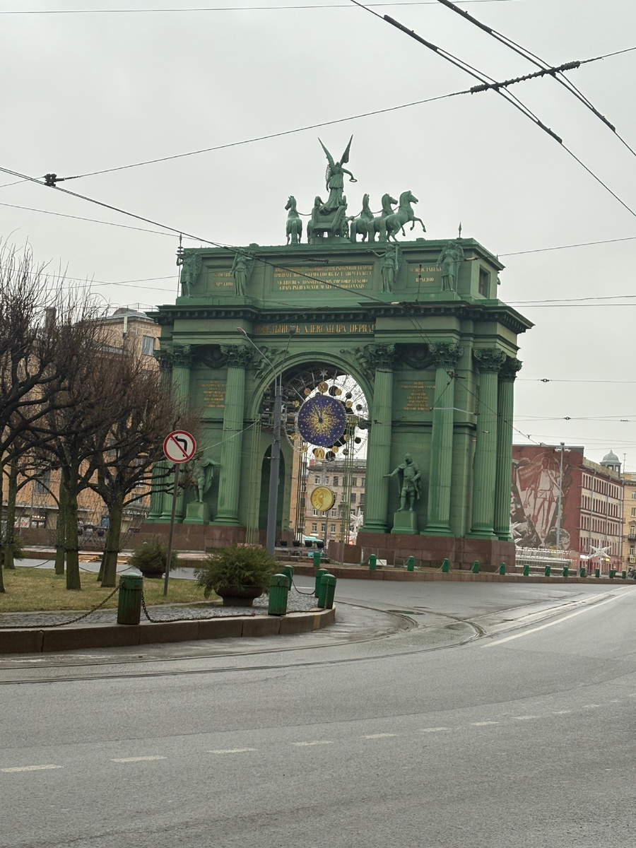 Нарвские ворота украсили часами. Впервые такое вижу