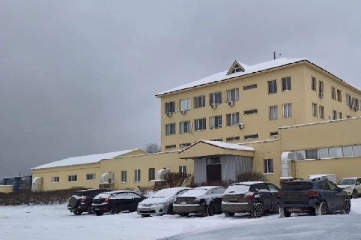    На предприятии в Пензе, где изготавливали подозрительный напиток, в субботу на стоянке было немало машин. Здесь проходили проверки.