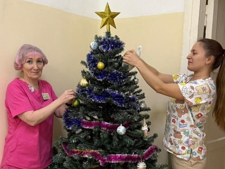     Для медиков украшение отделений — это традиция и часть заботы. Фото: пресс-служба Минздрава Новгородской области