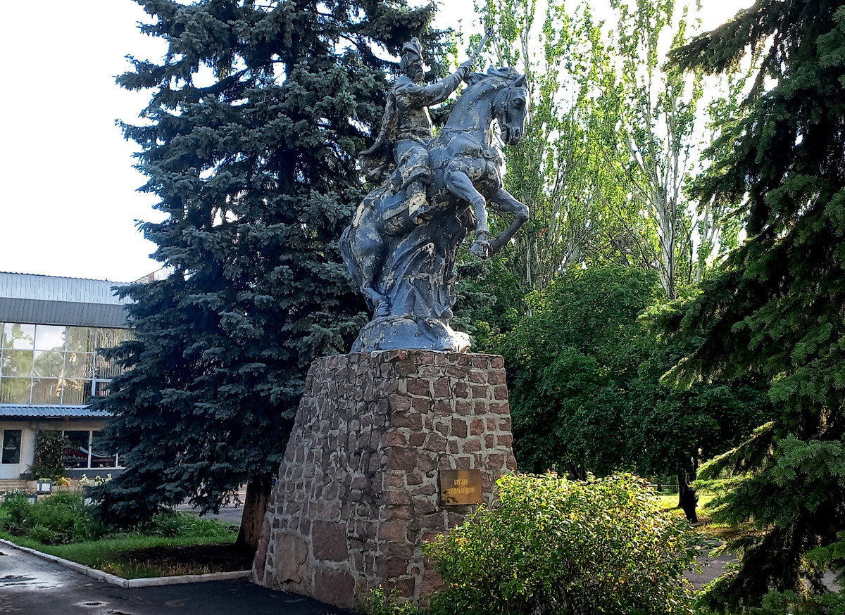 Памятник гетману Богдану Хмельницкому. Донецк. Фото 2025 года