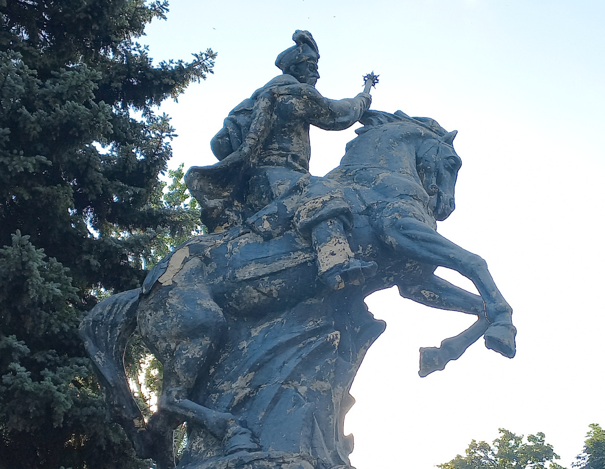 Памятник гетману Богдану Хмельницкому. Донецк. Фото 2025 года