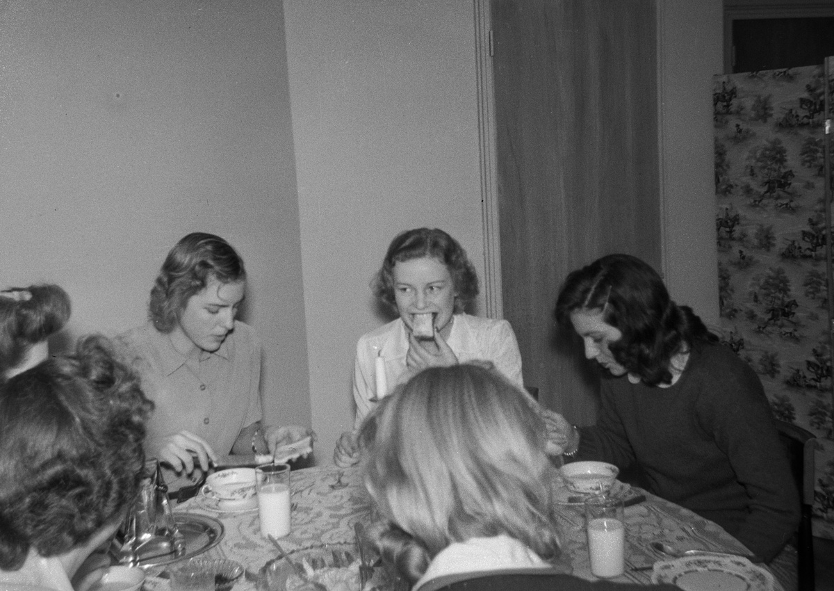 Элизабет Уэйн «Бетти» Кокс (слева, намазывает маслом ломтик хлеба), Инга Арвад (в центре) и Нэнси Тенни (справа) на вечеринке в квартире Кэтлин Кеннеди. Ноябрь 1941 года.