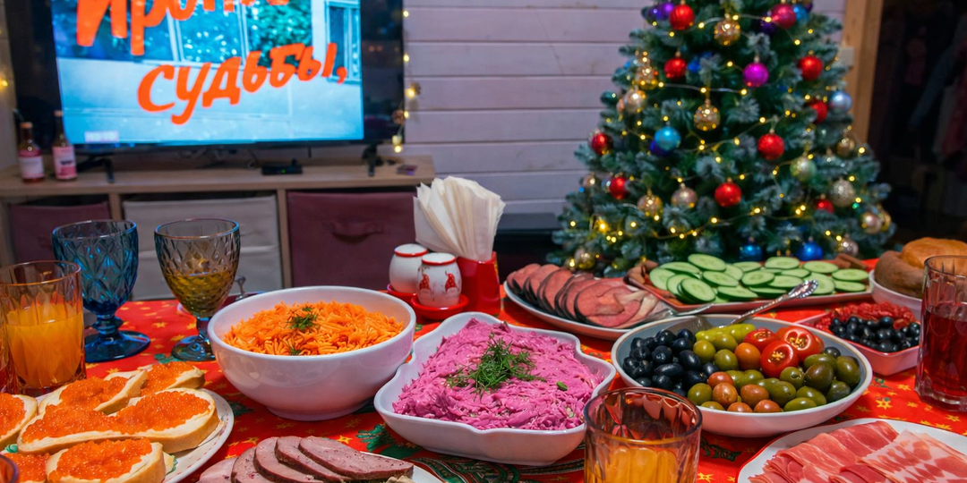 7 полезных советов, как не переесть за новогодним столом🎄