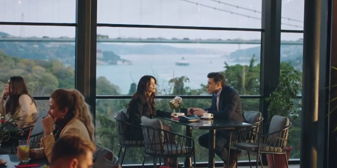 В клюквенном щербете, один сюжет сменяет другой, Не успев раскрыть один, кидают другой.