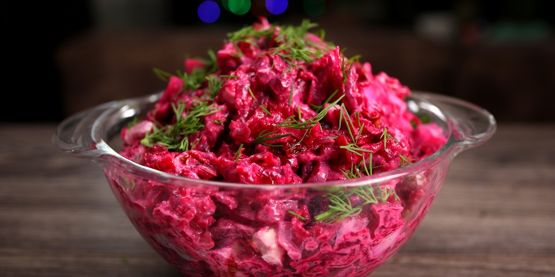 Салат «Барби» — это простой и удачный салат из варёной свёклы с яйцами и огурцами