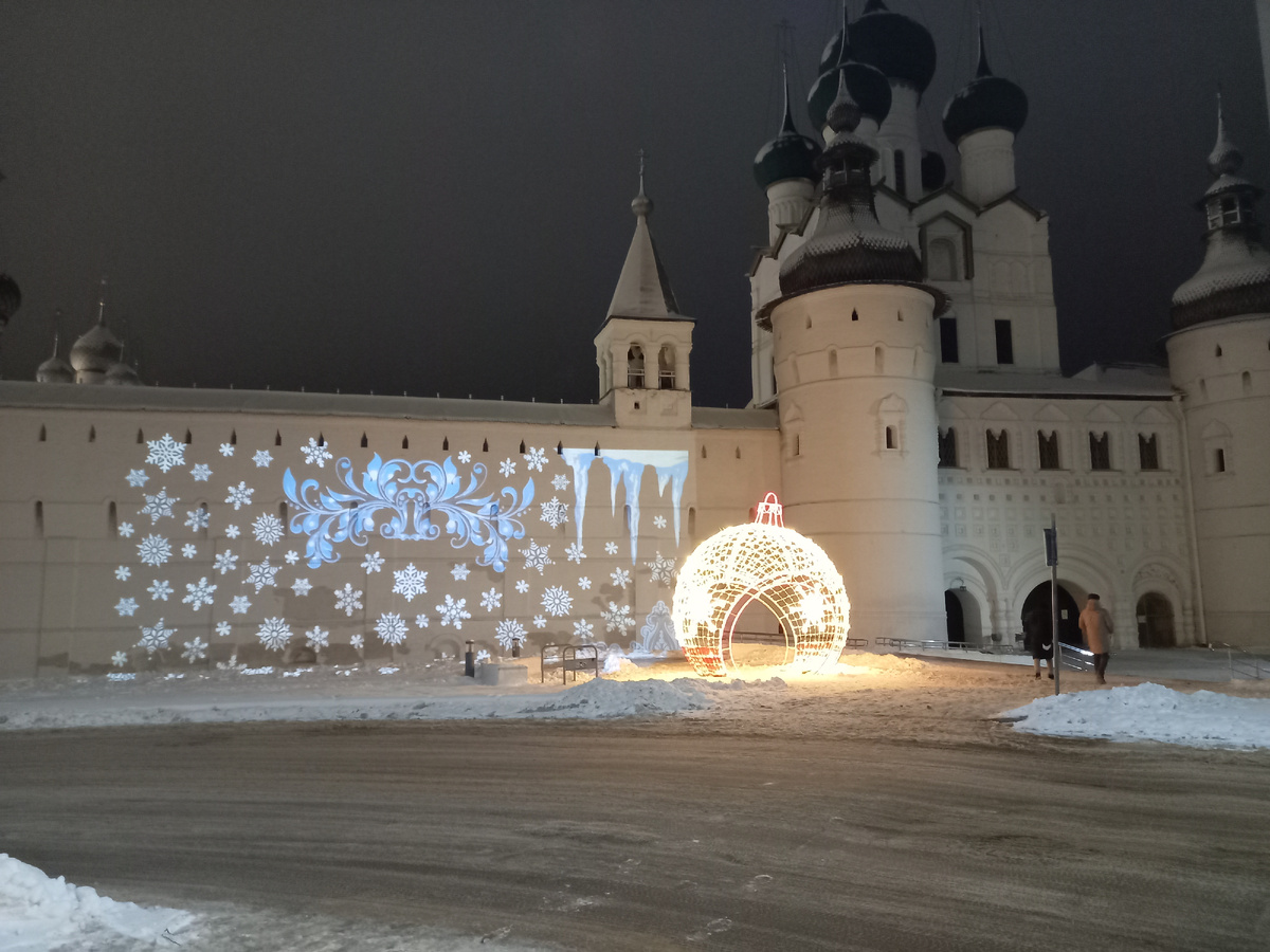 Ростовский кремль и новогодние украшения. Фото автора 27.12.2025.