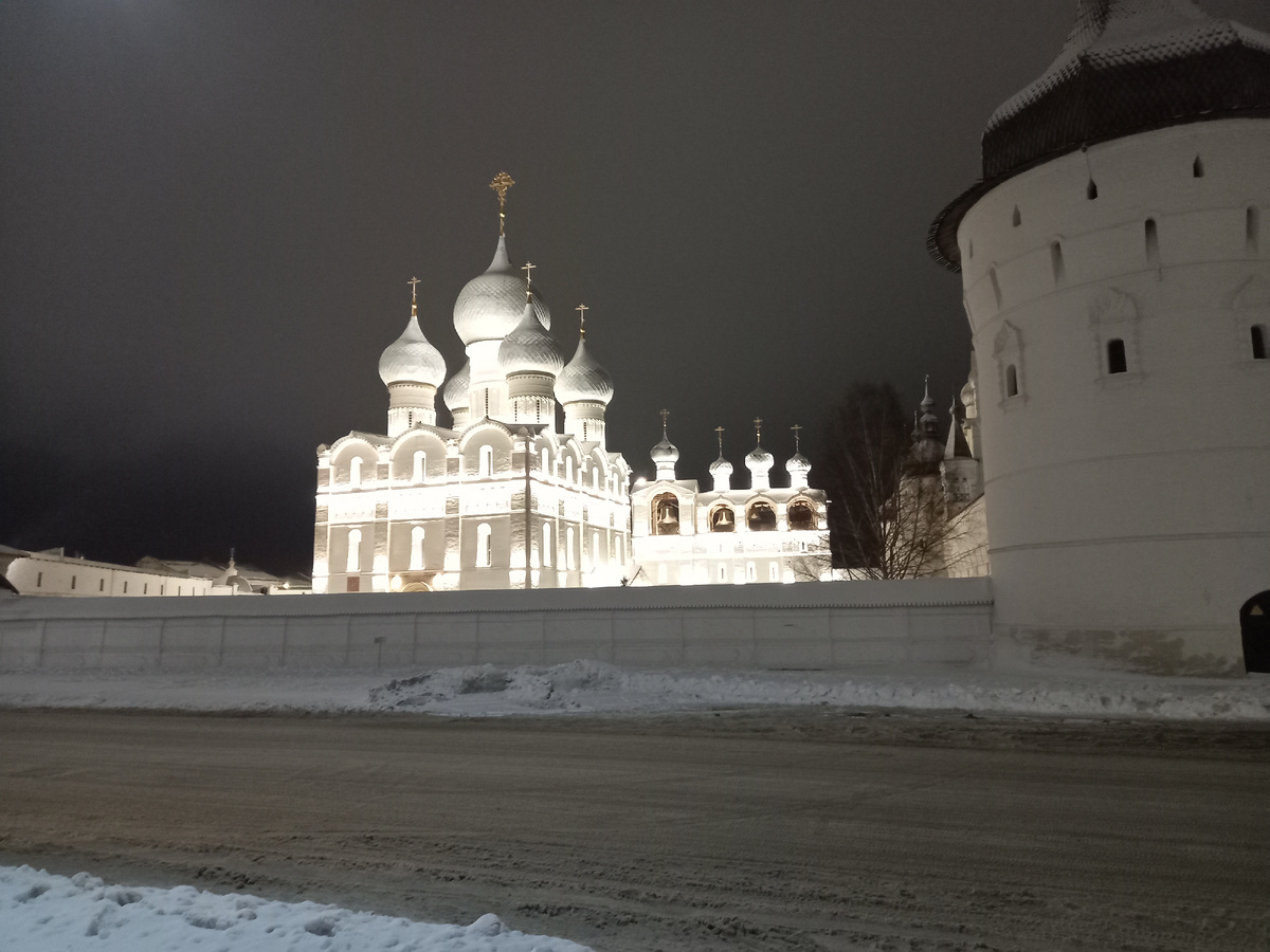Успенский собор и звонница в Ростове Великом. Фото автора 27.12.2025.