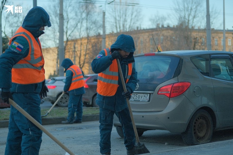    Впереди у гостей из Индии еще тяжелый период уборки после зимы. Алексей ПОСНИКОВ