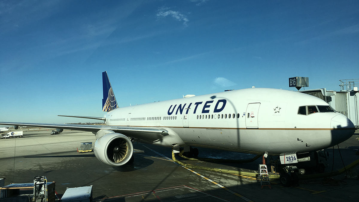 Самолет Embraer 170, в котором произошел инцидент