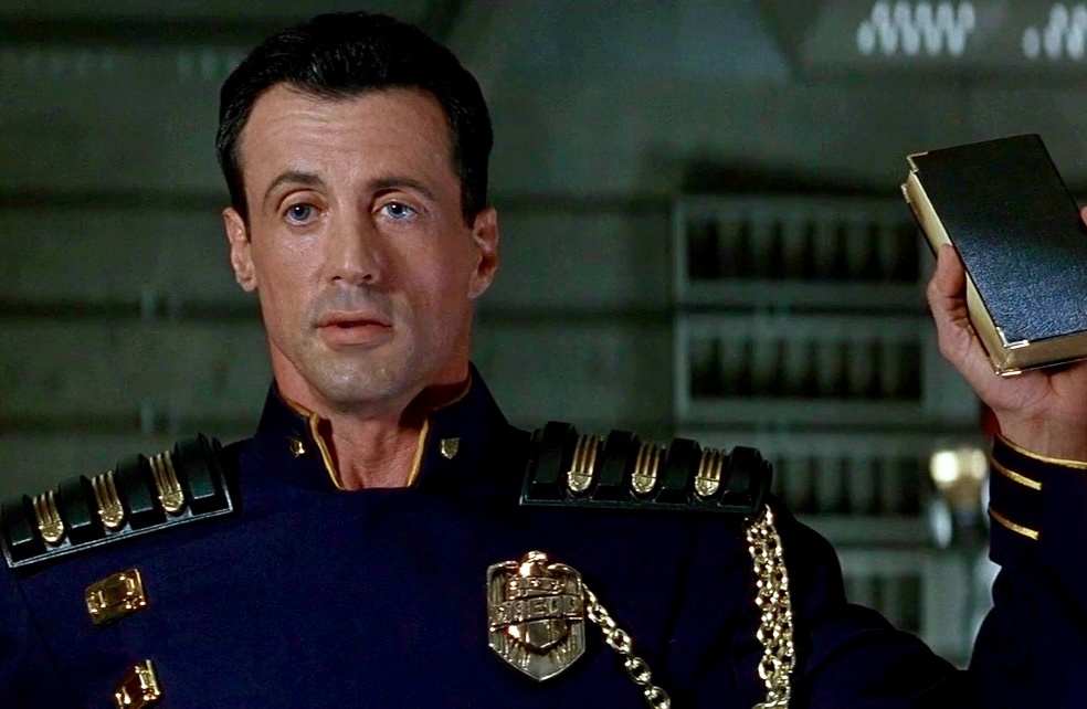 Кадр из к/ф "Судья Дредд", режиссер Дэнни Кэннон, 1995 г.
