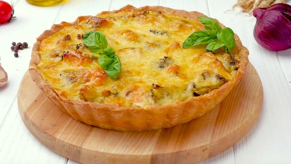 Открытый пирог с копченой рыбой.