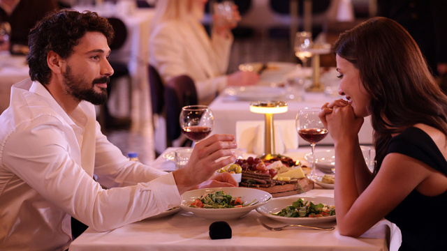 кадр из сериала "Под землей"