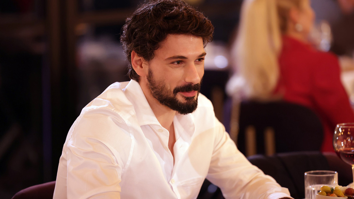 кадр из сериала "Под землей"