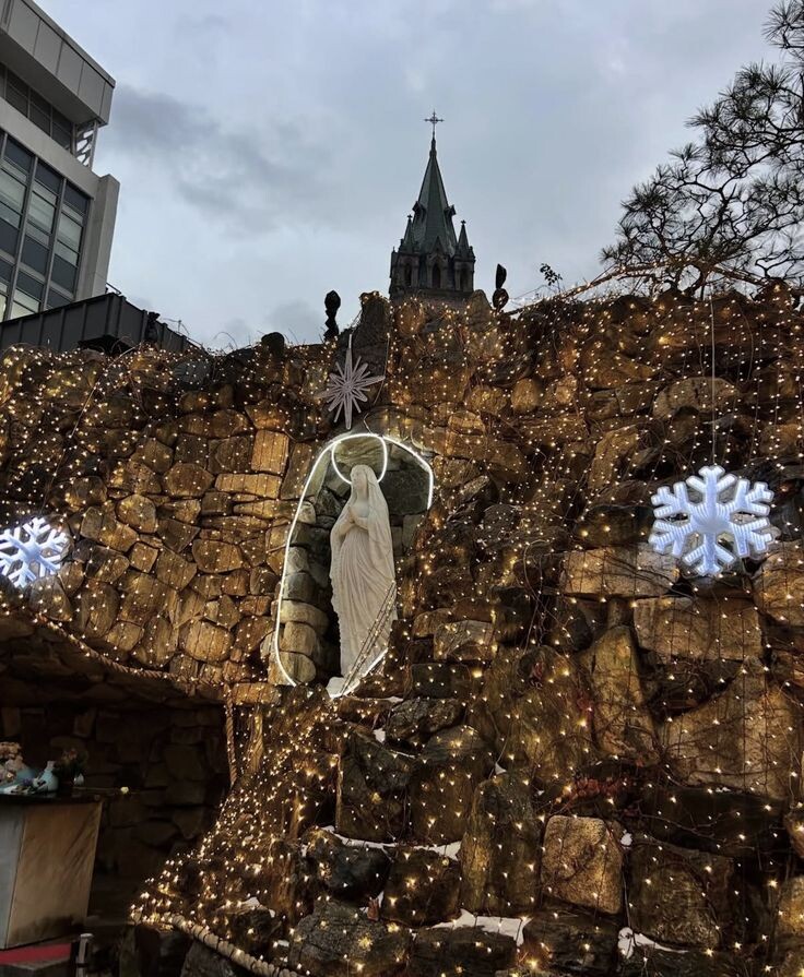 Рождественские украшения Кафедрального Собора Мёндон, Сеул. Источник: https://i.pinimg.com