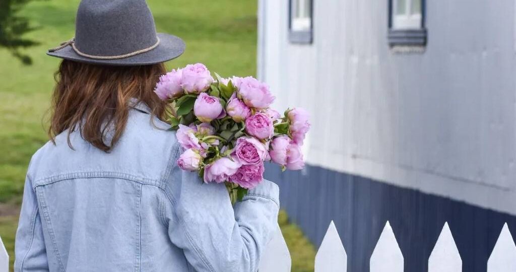 Если вы стесняетесь камеры, 📷 всегда имейте большой букет пионов, чтобы спрятаться 🙈 за ним