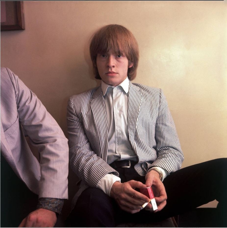 Гитарист The Rolling Stones Брайан Джонс в 1964 году курит сигареты марки "Gold Leaf".