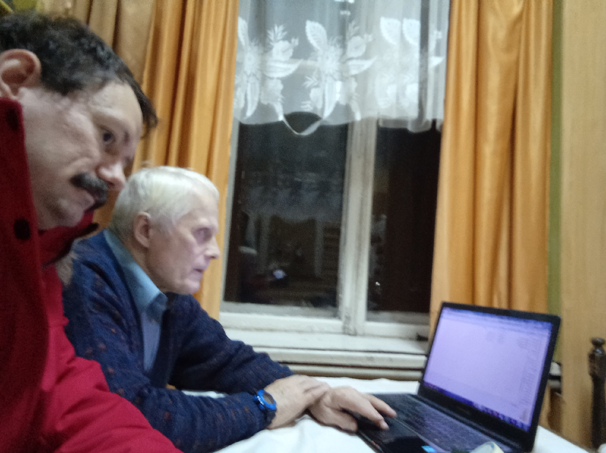 В одном из кабинетов Николо-Шангского ДК, с  Валерием Павловичем (слева) разрабатываем очередную краеведческую экспедицию. 