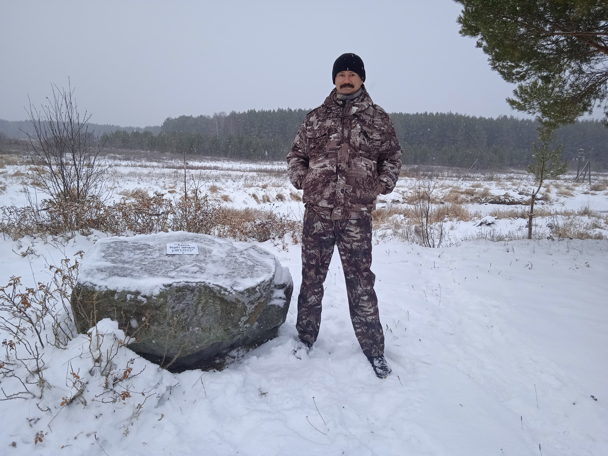 Автор канала «Рюкзак туриста» в с. Круглыжи, Свечинского района Кировской обл. у знакового камня «Здесь берёт начало река Ветлуга» во время краеведческой «Верность в малом». Ноябрь, 2023г.