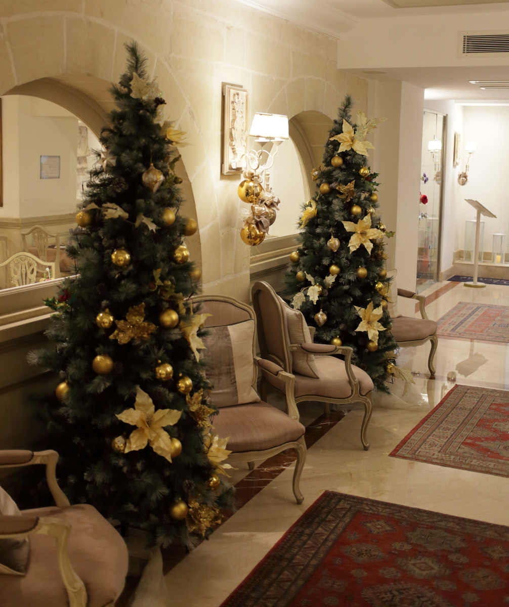 Елки в холле отеля