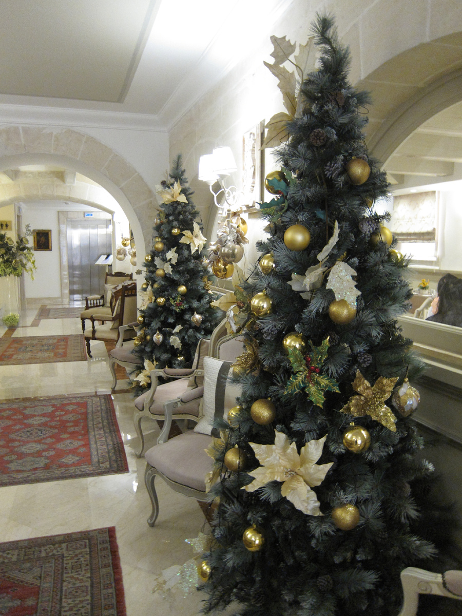 Елки в холле отеля