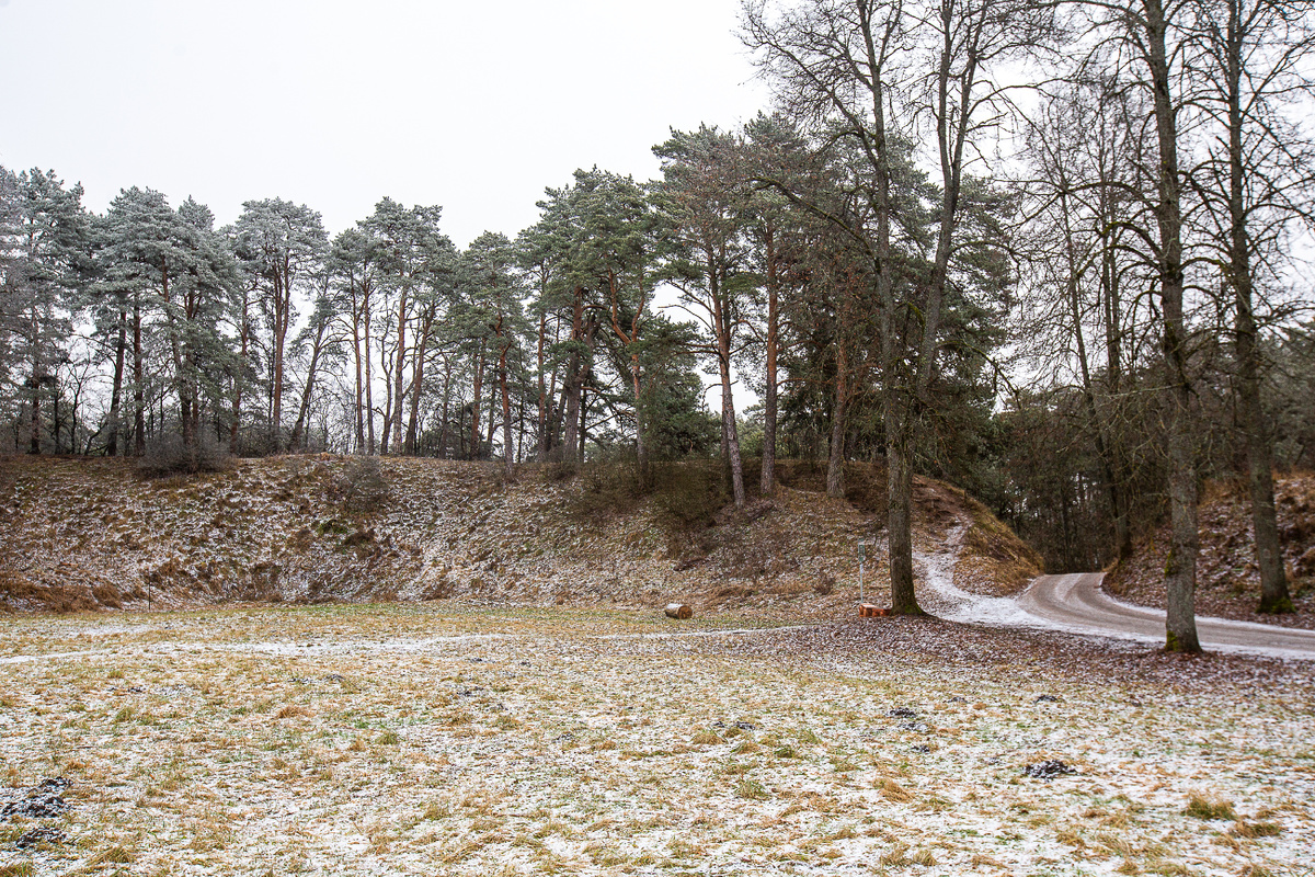 Оборонительные земляные валы древнего Звенигорода. Место въездных ворот крепости. Звенигород, Одинцовский городской округ, Московская область. Фото автора статьи (ещё 1 фото, листайте галерею)