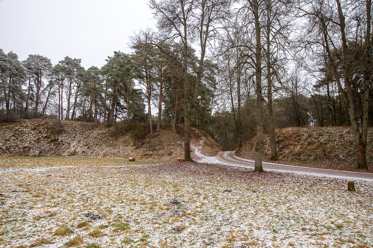Оборонительные земляные валы древнего Звенигорода. Место въездных ворот крепости. Звенигород, Одинцовский городской округ, Московская область. Фото автора статьи (ещё 2 фото, листайте галерею)