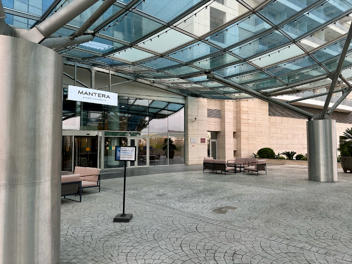 Входная группа отеля. Сюда подъезжают такси.