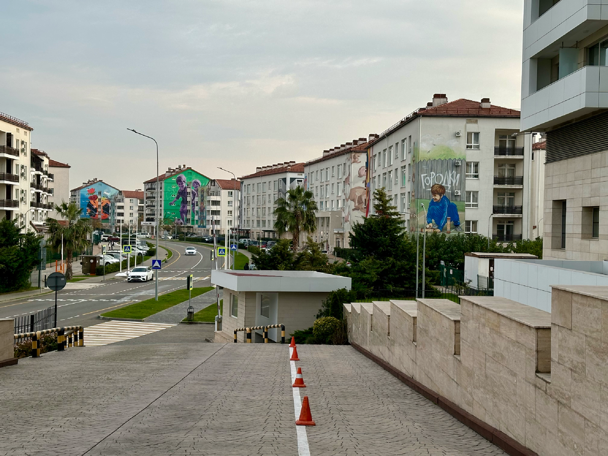 Рядом расположены дома с аппартаментами. И мне кажется этот район очень уютным, здесь прямо хочется жить!