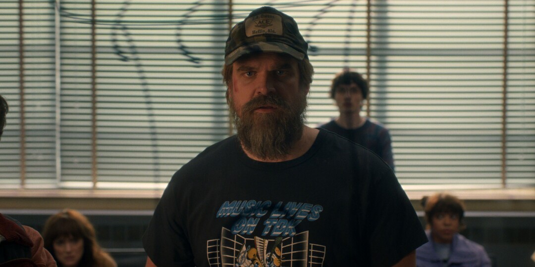 Семейные разборки Хоукинса: почему Хоппер готов пристрелить Кали (008) в новом сезоне «Очень странных дел»