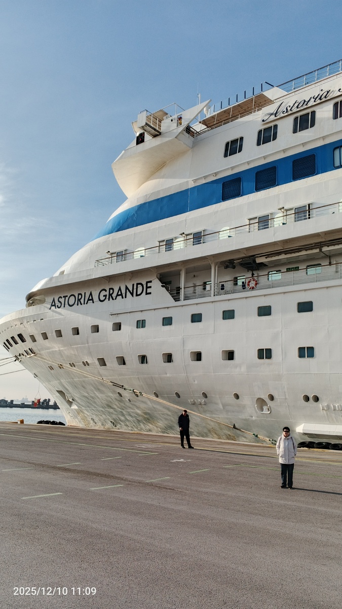  11-палубный круизный лайнер «Astoria Grande».
