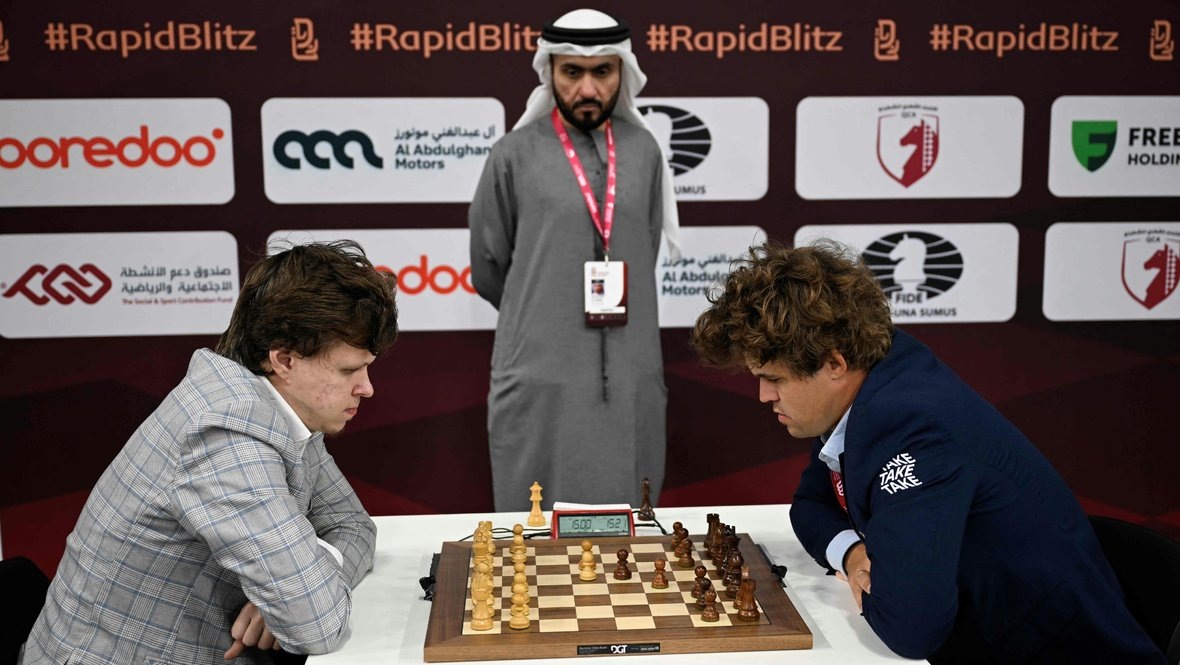    Владислав Артемьев и Магнус Карлсен. AFP