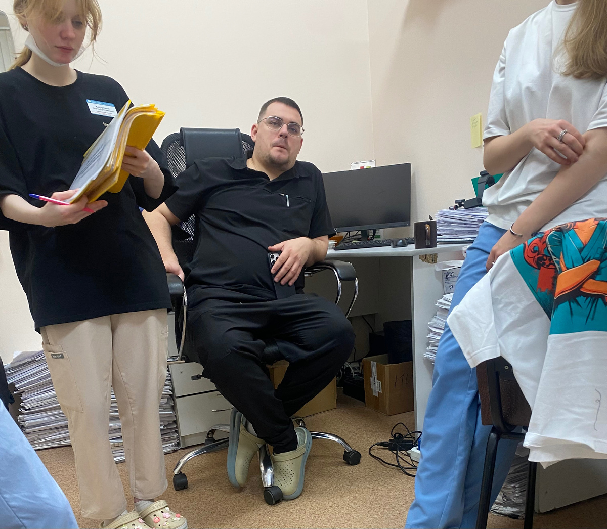 Пятиминутка. Какие-то сложные думы посетили мою голову. Скорее всего что-то типа: как же хочется спать