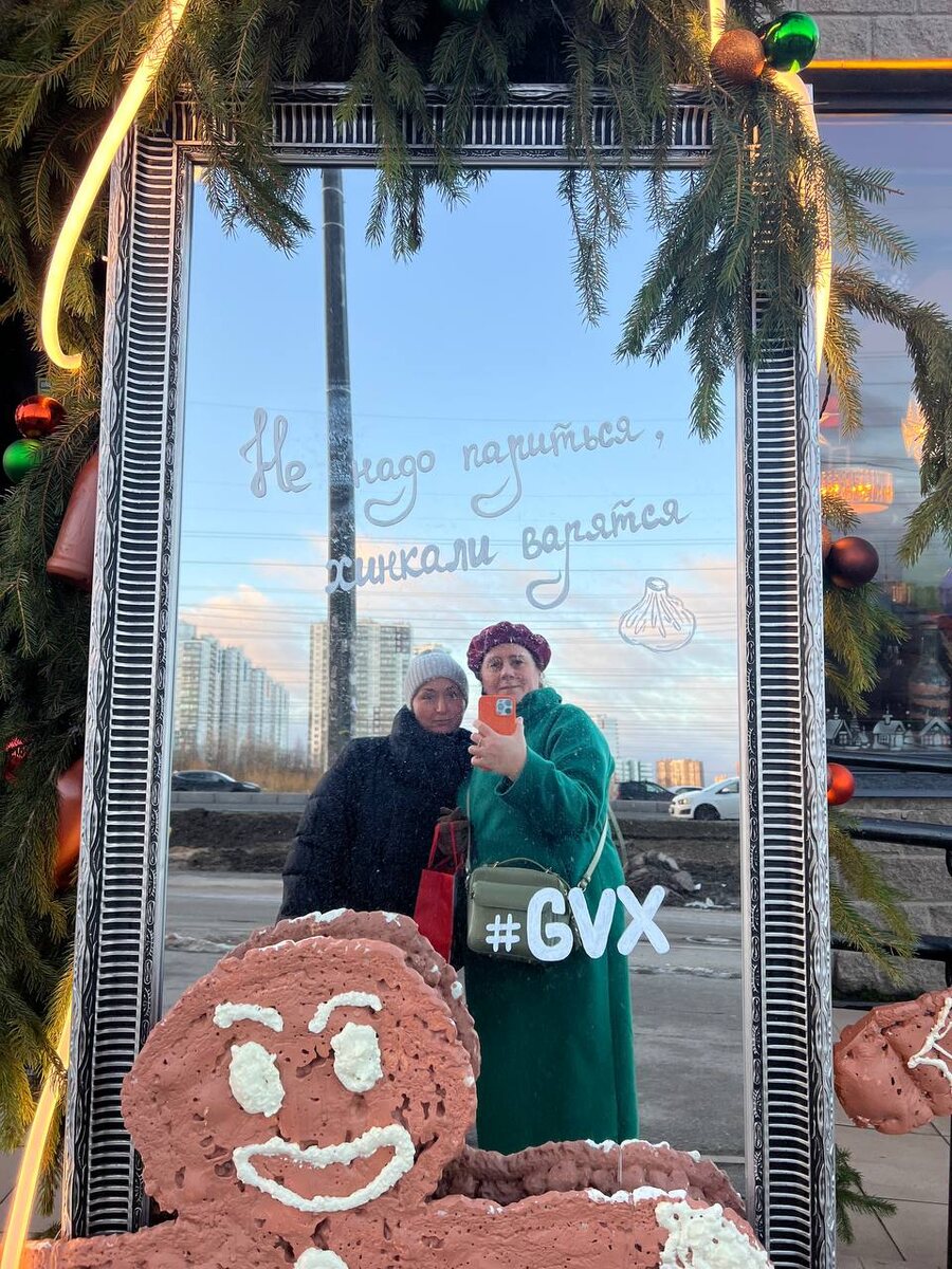 такое прикольное зеркало стоит у входа в ресторан на улице