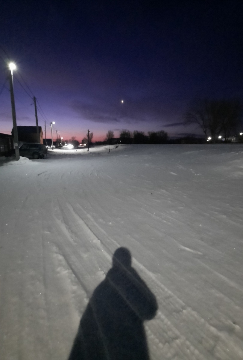 Дорога на работу на той неделе. Это ещё я шла где более менее не заметено, там машины проезжали (возле дворов), а в некоторых местах сугробы по колено, я иной раз доберусь до работы и там уже ботинки сушу от снега 🫣 а по дороге тоже не пойдешь - там машины летают. Вот иногда и приходится ходить по сугробам