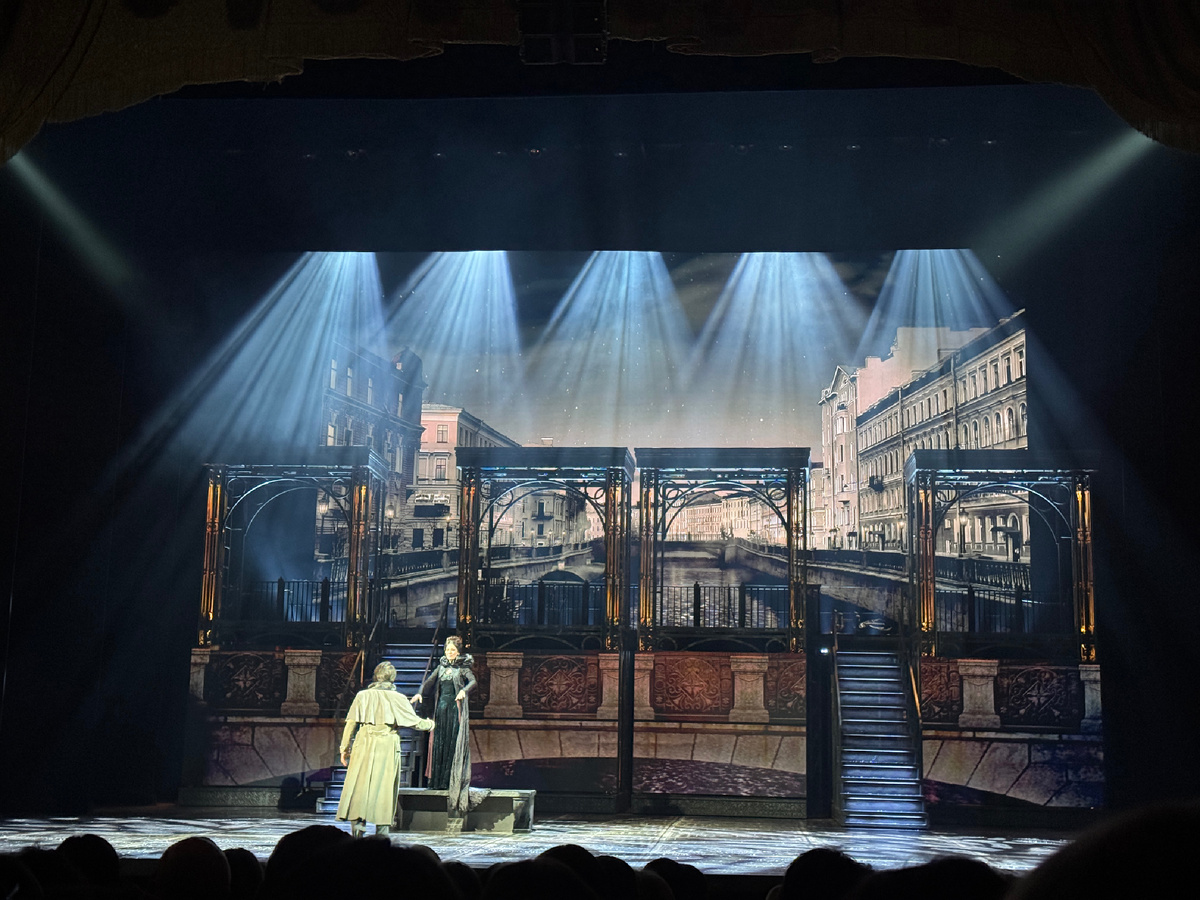 Сцена с улиц Петербурга 