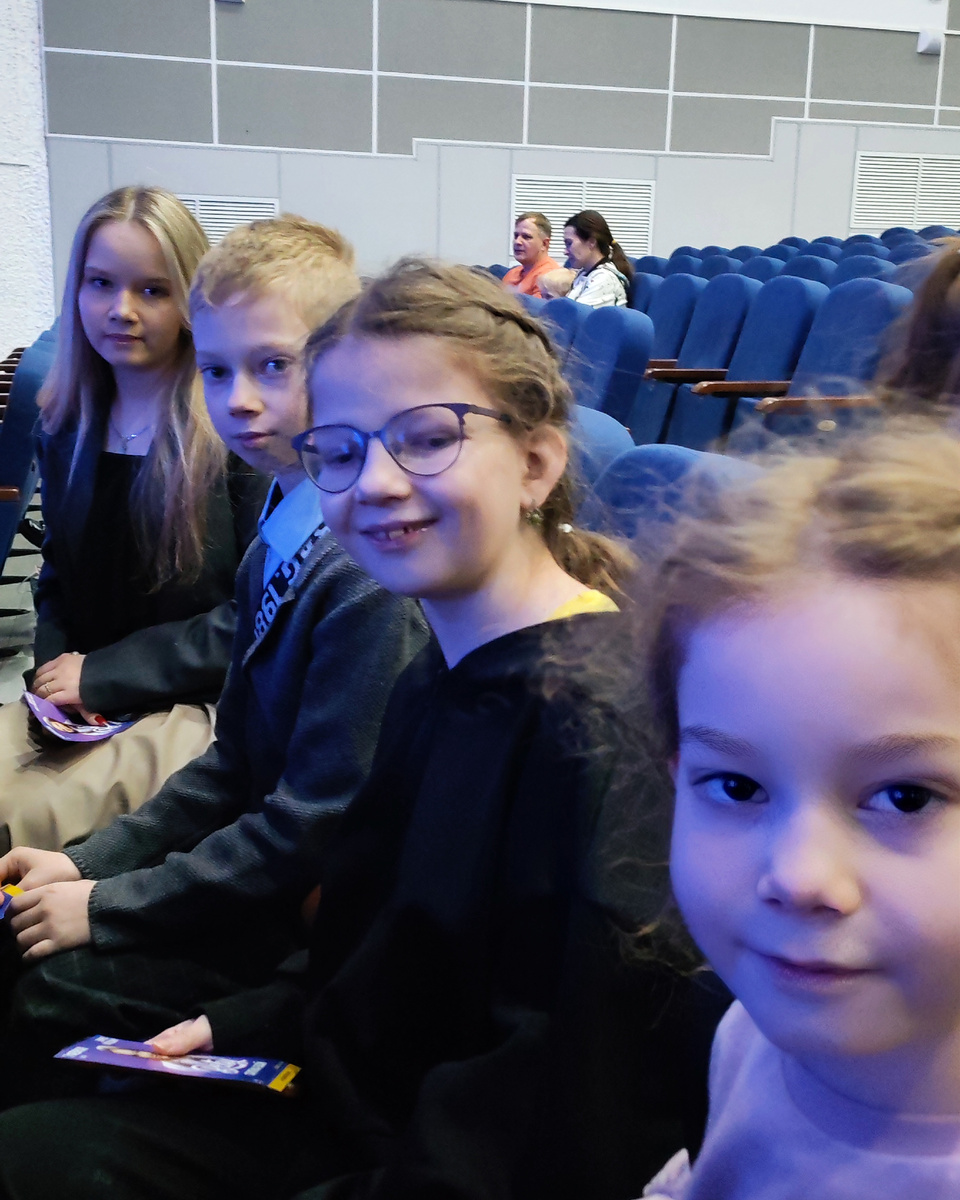 Только пришли, места заняли в зале