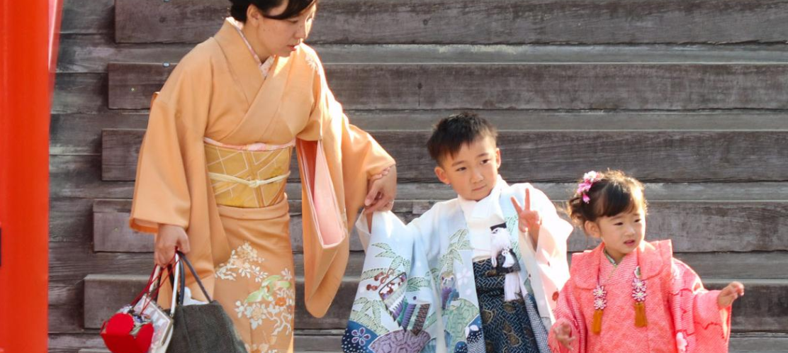 Есть японская мысль, что мать троих детей не выходит на работу никогда. НО с одной стороны - А  когда матери троих детей работать вообще??