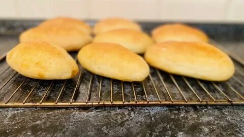 Рецепт домашних булочек из дрожжевого теста в духовке - для хот-догов. Золотистая корочка, воздушный и нежный мякиш - простая и вкусная выпечка своими руками из натуральных продуктов.

Тесто для булочек для хот-догов предлагаю сделать на быстродействующих дрожжах безопарным способом. В таком случае дрожжи просто смешивают с мукой, после чего в сыпучую основу добавляют жидкие ингредиенты. Приготовить дрожжевое тесто для домашних булочек можно и с прессованными (10 граммов) или сухими (3 грамма) дрожжами. Тогда нужно растворить в теплом молоке сахар с дрожжами и подождать минут 10-15, пока дрожжевой коктейль не пойдет пенкой.

Из указанного в рецепте количества ингредиентов получается 6 стандартных продолговатых булочек для хот-догов. К слову, их можно также подавать к первым блюдам, делать сладкие или закусочные бутерброды. Храните домашние булочки для хот-догов в герметичной посуде или плотно завязанном полиэтиленовом пакете.