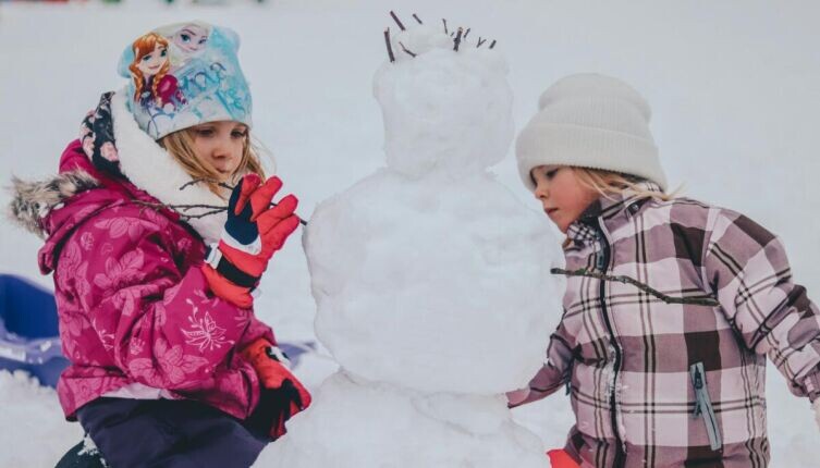    Зимние забавы: в какие игры играют дети? Фото: Ethan Hu on Unsplash